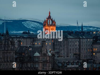 St Giles’ Cathedral Crown Spire glüht nach Sonnenuntergang von Calton Hill, Edinburgh, Schottland Stockfoto