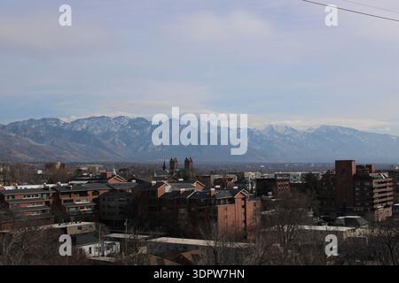 Salt Lake City Skyline mit Wasatch Mountains im Hintergrund Stockfoto