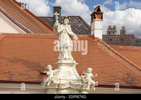 Melk, Osterreich - 24. Februar 2023: 18. Statue der St. Johannes-Nepomuk-Statue auf dem Hauptmarkt (Hauptplatz), Engel auf der Basis Stockfoto