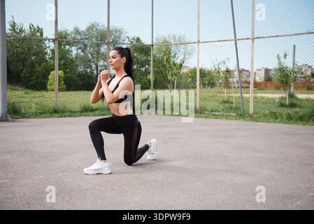 Outdoor Fitness Frau Macht Ausfallschritte Stockfoto