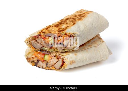 Shawarma mit Hühnchen, Gemüse und Sauce auf weißem Hintergrund Stockfoto