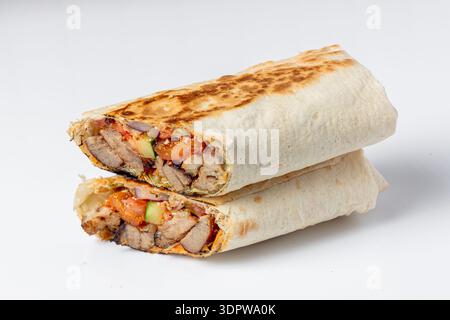 Shawarma mit Hühnchen, Gemüse und Sauce auf weißem Hintergrund Stockfoto