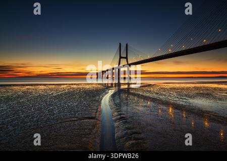Friedliche Dämmerung an der Vasco da Gama Brücke Stockfoto
