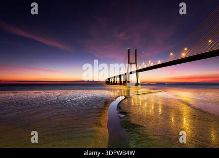 Goldener Sonnenuntergang über der Vasco da Gama-Brücke Stockfoto