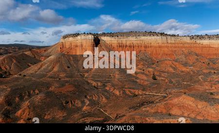 Drohnenblick auf den Red Canyon in der Barrachina Schlucht in Teruel, Aragon, Spanien, mit intensivem Tageslicht Stockfoto