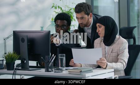 Multikulturelle Geschäftskollegen arbeiten im Büro multiethnische drei Kollegen arbeiten zusammen Diversity-Partner sprechen über die Analyse von Daten in Stockfoto