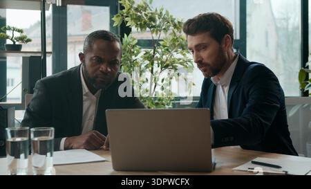 Zwei multirassische Geschäftspartner Team-Geschäftsleute treffen sich in Büro-Unternehmern kaukasische afroamerikanische männliche Arbeitgeber diskutieren Stockfoto