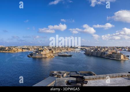 Blick auf den Großen Hafen mit den Städten Birgu (Vittoriosa), Senglea (Isla) und Kalkara in Malta vom Aussichtspunkt Valletta aus. Stockfoto