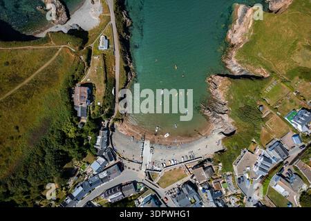 Blick aus der Vogelperspektive auf türkisfarbenes Wasser und goldenen Sand in Hope Cove, Devon, Großbritannien. Stockfoto