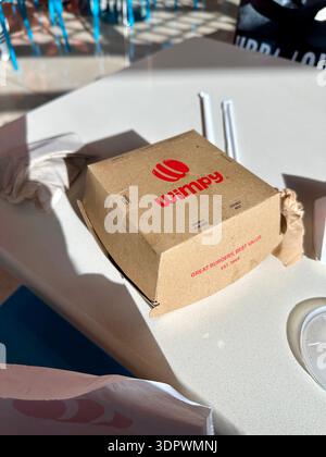 Wimpy Burger Verpackung auf dem Tisch in der Food Hall Dubai Stockfoto