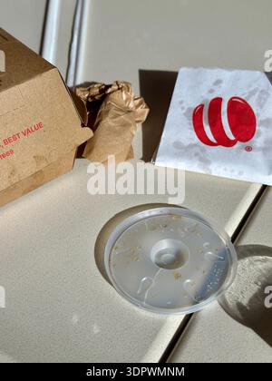 Wimpy Burger Verpackung auf dem Tisch in der Food Hall Dubai Stockfoto