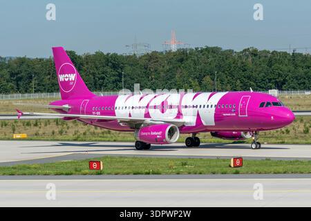 Frankfurt, Deutschland – [August 2017]: WOW Air Airbus A320 landete vor der Insolvenz der Fluggesellschaft 2019 auf dem Frankfurter Flughafen. Stockfoto