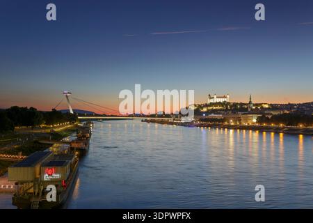 Sonnenuntergang über Schloss und Donau, Bratislava, Slowakei Stockfoto