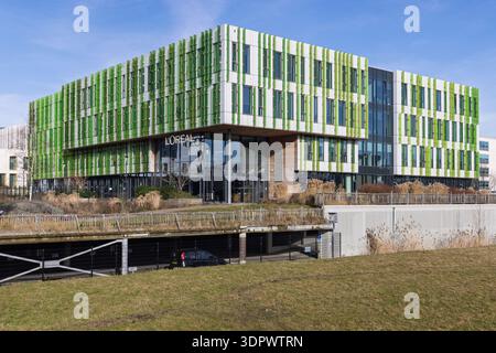Modernes L'Oreal Bürogebäude in Hoofddorp, Niederlande, mit markanten grünen vertikalen Finnen und nachhaltigem Architekturdesign. Stockfoto