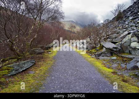Der Snowdonia Slate Trail ist ein 134 km langer Spaziergang durch Nordwales. Es zeigt das industrielle Erbe der walisischen Schieferindustrie. Hier im Penrhyn Quarry. Stockfoto