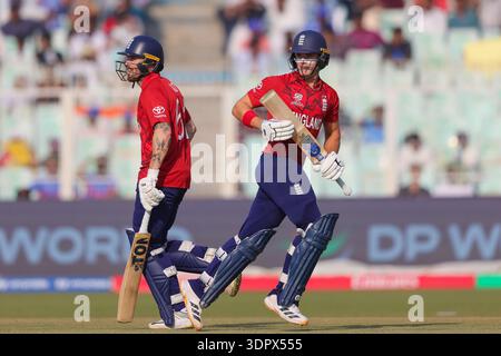 Kalkutta, Indien. Februar 2026. Phil Salt of England mit Jacob Bethell aus England während der ICC Männer T20 World Cup Indien & Sri Lanka 2026 Spiel 29 zwischen England und Italien am 16. Februar 2026 in Eden Gardens in Kalkutta, Indien Credit: Shubhajit Roy Karmakar/Alamy Live News Stockfoto