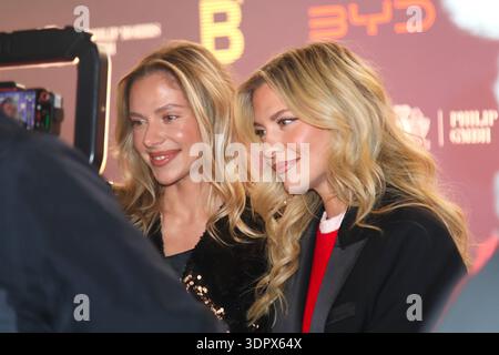Berlin, 14.02.2026 Cheyenne Pahde und Valentina Pahde bei der Ankunft zur Place to B Party von Bild & Constantin Film im Rahmen der Berlinale 2026 im Restaurant Borchardt in Berlin Foto: Matthias Gränzdörfer Stockfoto