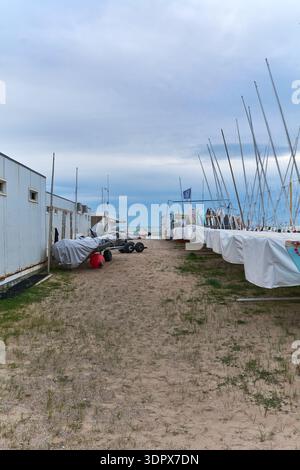 Sitges. Spanien - 16. Februar 2026: Nautische Ausrüstung und geschützte Segelboote in der Nähe des Strandzugangs ausgerichtet, was die maritime Industrie, den Tourismus i hervorhebt Stockfoto