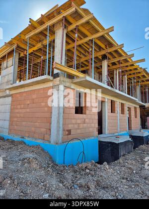 Skelett eines neuen Hauses, Stahlträger und Baustelle. Stockfoto