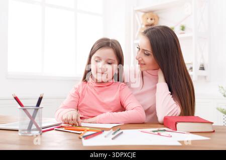 Mutter und Tochter machen am Nachmittag kreative Aktivitäten zu Hause Stockfoto