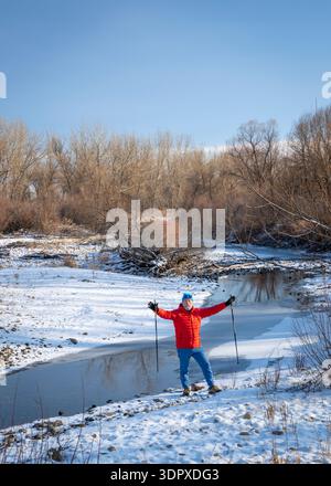 Senior man ist Nordic Walking entlang des Poudre River in Colorado, kalte Winterlandschaft Stockfoto