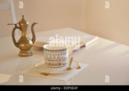 Stillleben mit einer Tasse Kaffee und einem leeren Planer Stockfoto