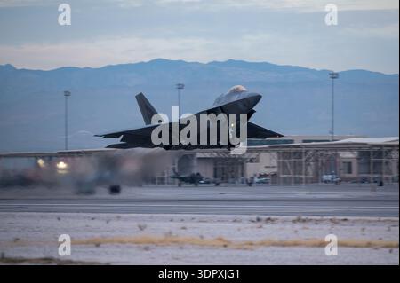 Ein F-22 Raptor, der der 422. Test- und Evaluierungsgeschwader zugeordnet ist, startet für eine Mission der U.S. Air Force Weapons School Integration bei Nellis Air Fo Stockfoto