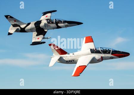 SIAI-Marchetti S-211 N250CF in US Navy Displayfarbe und Aero L-39C Albatros N25AL in sowjetischen Luftwaffenmarkierungen führen präzise Formationsflüge bei Sun N Fun 2024 in Florida durch. Der S-211 ist ein leichter italienischer Jet-Trainer mit einem Pratt & Whitney JT15D-4C Turbofan-Motor und Tandemcockpit. Der L-39C, ein tschechischer Jet-Trainer mit Ivchenko AI-25TL Turbofan, gefederten Flügeln und Tandem-Cockpit, ist in einer Luftbild-Luftaufnahme aus der Nähe zu sehen, die die Überdachungen, den Rumpf und die Tragflächen des Cockpits hervorhebt. Stockfoto