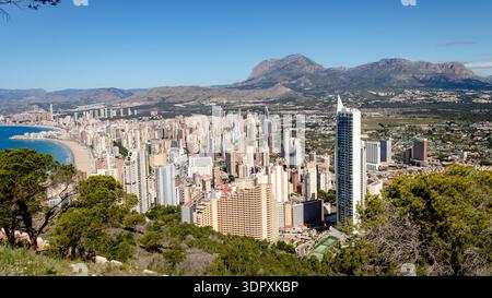 Malerischer Blick auf die Skyline von Benidorm vom Mirador de la Cruz in Alicante, Costa Blanca, mit Blick auf die Küstenstadt mit hoch aufragenden Gebäuden entlang der Küste Stockfoto