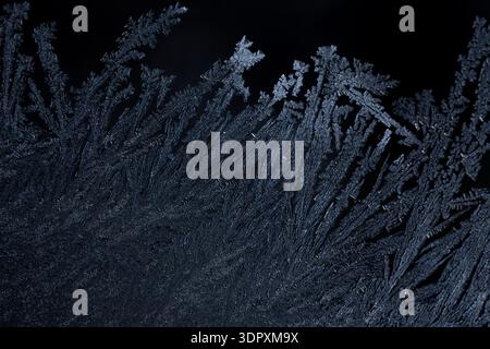 Faszinierende Nahaufnahme komplizierter, frostiger Eismuster, die an einem kalten Wintertag in Tampere, Finnland, festgehalten wurden und die Schönheit der gefrorenen Kunst der Natur zeigen Stockfoto