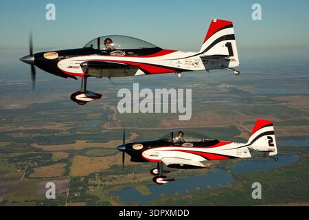 Luftaufnahme aus nächster Nähe von Vans RV-8-Flugzeugen, die in Formation fliegen, mit Redline-Flugshows auf der Sun N Fun Aerospace Expo 2024 in Florida. Die RV-8 ist ein zweisitziges, niederflügeliges, selbstgebautes Kunstflugzeug, das von einem Lycoming AEIO-360-A1B6-Kolbenmotor mit konventionellem Fahrwerk angetrieben wird. Das Bild zeigt Präzisionsflug, Kunstflugfähigkeit und Pilotenkontrolle während einer Veranstaltung in der öffentlichen Luftfahrt. Stockfoto