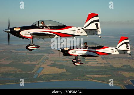Air-to-Air-Nahaufnahme eines Vans RV-8-Flugzeugs, das Formationsflug mit Redline-Flugshows auf der Sun N Fun Aerospace Expo 2024 in Florida durchführt. Die RV-8 ist ein zweisitziges, niederflügeliges, selbstgebautes Kunstflugzeug, das von einem Lycoming AEIO-360-A1B6-Kolbenmotor mit konventionellem Fahrwerk angetrieben wird. Die Flugzeuge werden in enger Formation mit präzisen Manövrieren gezeigt und zeigen die Kunstflugfähigkeiten und die Kontrolle der Piloten in einer öffentlichen Raumfahrt. Stockfoto