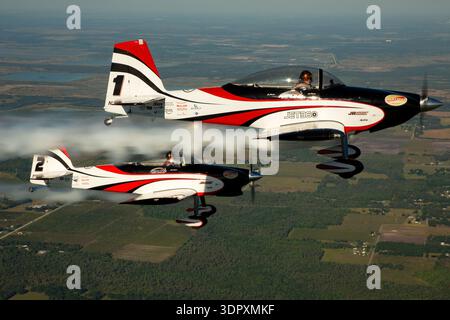 Nahaufnahme der Vans RV-8 mit Kunstflugzeug und Rauchanzeige auf der Sun N Fun Aerospace Expo 2024 in Florida. Das von Redline Airshows betriebene Flugzeug ist ein zweisitziges, niederflügeliges, selbstgebautes Kunstflugzeug mit Lycoming AEIO-360-A1B6-Kolbenmotor und konventionellem Fahrwerk. Die Rauchpfade verbessern die Kunstflugpräsentation für die öffentliche Ausstellung und demonstrieren präzises Formationsfliegen. Stockfoto