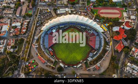 Luftaufnahme der Stadt Guadalajara und Estadio Panamericano, Heimstadion der Charros de Jalisco, Meister der mexikanischen Pazifikliga 2025-2026 (LAMP) und Austragungsort der FIFA-Weltmeisterschaft 2026, am 29. Januar 2026 in Jalisco, Mexiko. (Foto: Luis Gutiérrez/Norte Photo) Vista aérea la ciudad Guadalajara y Estadio Panamericano, sede de los Charros de Jalisco, Campeones de la Liga Mexicana del Pacífico (LAMPE) 2025-2026, y copa del mundo FIFA 2026, el 29 de enero de 2026 en Jalico México. (Foto de Luis Gutiérrez/Norte Photo) Stockfoto