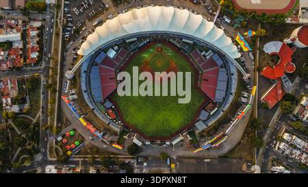 Luftaufnahme der Stadt Guadalajara und Estadio Panamericano, Heimstadion der Charros de Jalisco, Meister der mexikanischen Pazifikliga 2025-2026 (LAMP) und Austragungsort der FIFA-Weltmeisterschaft 2026, am 29. Januar 2026 in Jalisco, Mexiko. (Foto: Luis Gutiérrez/Norte Photo) Vista aérea la ciudad Guadalajara y Estadio Panamericano, sede de los Charros de Jalisco, Campeones de la Liga Mexicana del Pacífico (LAMPE) 2025-2026, y copa del mundo FIFA 2026, el 29 de enero de 2026 en Jalico México. (Foto de Luis Gutiérrez/Norte Photo) Stockfoto