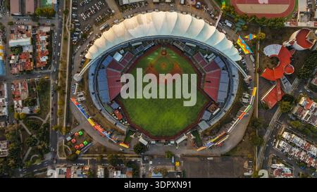 Luftaufnahme der Stadt Guadalajara und Estadio Panamericano, Heimstadion der Charros de Jalisco, Meister der mexikanischen Pazifikliga 2025-2026 (LAMP) und Austragungsort der FIFA-Weltmeisterschaft 2026, am 29. Januar 2026 in Jalisco, Mexiko. (Foto: Luis Gutiérrez/Norte Photo) Vista aérea la ciudad Guadalajara y Estadio Panamericano, sede de los Charros de Jalisco, Campeones de la Liga Mexicana del Pacífico (LAMPE) 2025-2026, y copa del mundo FIFA 2026, el 29 de enero de 2026 en Jalico México. (Foto de Luis Gutiérrez/Norte Photo) Stockfoto