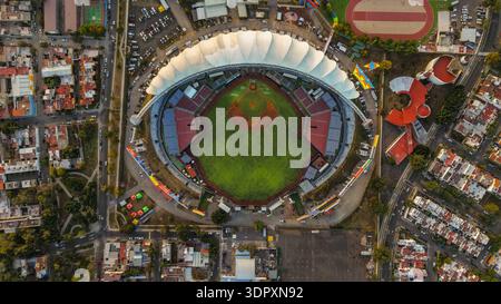 Luftaufnahme der Stadt Guadalajara und Estadio Panamericano, Heimstadion der Charros de Jalisco, Meister der mexikanischen Pazifikliga 2025-2026 (LAMP) und Austragungsort der FIFA-Weltmeisterschaft 2026, am 29. Januar 2026 in Jalisco, Mexiko. (Foto: Luis Gutiérrez/Norte Photo) Vista aérea la ciudad Guadalajara y Estadio Panamericano, sede de los Charros de Jalisco, Campeones de la Liga Mexicana del Pacífico (LAMPE) 2025-2026, y copa del mundo FIFA 2026, el 29 de enero de 2026 en Jalico México. (Foto de Luis Gutiérrez/Norte Photo) Stockfoto