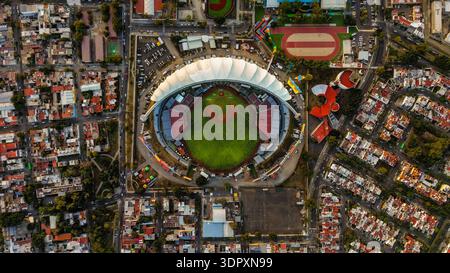 Luftaufnahme der Stadt Guadalajara und Estadio Panamericano, Heimstadion der Charros de Jalisco, Meister der mexikanischen Pazifikliga 2025-2026 (LAMP) und Austragungsort der FIFA-Weltmeisterschaft 2026, am 29. Januar 2026 in Jalisco, Mexiko. (Foto: Luis Gutiérrez/Norte Photo) Vista aérea la ciudad Guadalajara y Estadio Panamericano, sede de los Charros de Jalisco, Campeones de la Liga Mexicana del Pacífico (LAMPE) 2025-2026, y copa del mundo FIFA 2026, el 29 de enero de 2026 en Jalico México. (Foto de Luis Gutiérrez/Norte Photo) Stockfoto