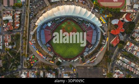 Luftaufnahme der Stadt Guadalajara und Estadio Panamericano, Heimstadion der Charros de Jalisco, Meister der mexikanischen Pazifikliga 2025-2026 (LAMP) und Austragungsort der FIFA-Weltmeisterschaft 2026, am 29. Januar 2026 in Jalisco, Mexiko. (Foto: Luis Gutiérrez/Norte Photo) Vista aérea la ciudad Guadalajara y Estadio Panamericano, sede de los Charros de Jalisco, Campeones de la Liga Mexicana del Pacífico (LAMPE) 2025-2026, y copa del mundo FIFA 2026, el 29 de enero de 2026 en Jalico México. (Foto de Luis Gutiérrez/Norte Photo) Stockfoto