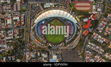 Luftaufnahme der Stadt Guadalajara und Estadio Panamericano, Heimstadion der Charros de Jalisco, Meister der mexikanischen Pazifikliga 2025-2026 (LAMP) und Austragungsort der FIFA-Weltmeisterschaft 2026, am 29. Januar 2026 in Jalisco, Mexiko. (Foto: Luis Gutiérrez/Norte Photo) Vista aérea la ciudad Guadalajara y Estadio Panamericano, sede de los Charros de Jalisco, Campeones de la Liga Mexicana del Pacífico (LAMPE) 2025-2026, y copa del mundo FIFA 2026, el 29 de enero de 2026 en Jalico México. (Foto de Luis Gutiérrez/Norte Photo) Stockfoto