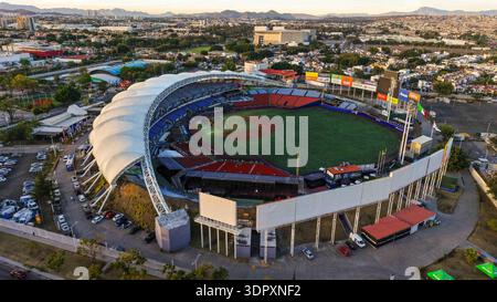 Luftaufnahme der Stadt Guadalajara und Estadio Panamericano, Heimstadion der Charros de Jalisco, Meister der mexikanischen Pazifikliga 2025-2026 (LAMP) und Austragungsort der FIFA-Weltmeisterschaft 2026, am 29. Januar 2026 in Jalisco, Mexiko. (Foto: Luis Gutiérrez/Norte Photo) Vista aérea la ciudad Guadalajara y Estadio Panamericano, sede de los Charros de Jalisco, Campeones de la Liga Mexicana del Pacífico (LAMPE) 2025-2026, y copa del mundo FIFA 2026, el 29 de enero de 2026 en Jalico México. (Foto de Luis Gutiérrez/Norte Photo) Stockfoto