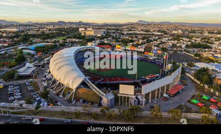 Luftaufnahme der Stadt Guadalajara und Estadio Panamericano, Heimstadion der Charros de Jalisco, Meister der mexikanischen Pazifikliga 2025-2026 (LAMP) und Austragungsort der FIFA-Weltmeisterschaft 2026, am 29. Januar 2026 in Jalisco, Mexiko. (Foto: Luis Gutiérrez/Norte Photo) Vista aérea la ciudad Guadalajara y Estadio Panamericano, sede de los Charros de Jalisco, Campeones de la Liga Mexicana del Pacífico (LAMPE) 2025-2026, y copa del mundo FIFA 2026, el 29 de enero de 2026 en Jalico México. (Foto de Luis Gutiérrez/Norte Photo) Stockfoto