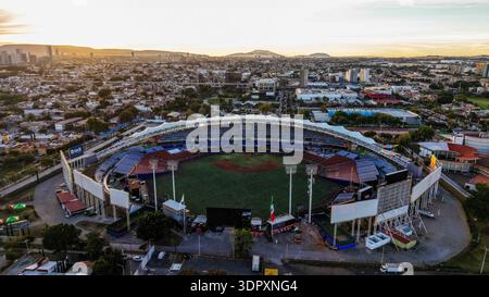Luftaufnahme der Stadt Guadalajara und Estadio Panamericano, Heimstadion der Charros de Jalisco, Meister der mexikanischen Pazifikliga 2025-2026 (LAMP) und Austragungsort der FIFA-Weltmeisterschaft 2026, am 29. Januar 2026 in Jalisco, Mexiko. (Foto: Luis Gutiérrez/Norte Photo) Vista aérea la ciudad Guadalajara y Estadio Panamericano, sede de los Charros de Jalisco, Campeones de la Liga Mexicana del Pacífico (LAMPE) 2025-2026, y copa del mundo FIFA 2026, el 29 de enero de 2026 en Jalico México. (Foto de Luis Gutiérrez/Norte Photo) Stockfoto