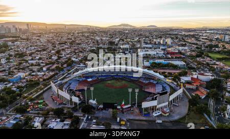 Luftaufnahme der Stadt Guadalajara und Estadio Panamericano, Heimstadion der Charros de Jalisco, Meister der mexikanischen Pazifikliga 2025-2026 (LAMP) und Austragungsort der FIFA-Weltmeisterschaft 2026, am 29. Januar 2026 in Jalisco, Mexiko. (Foto: Luis Gutiérrez/Norte Photo) Vista aérea la ciudad Guadalajara y Estadio Panamericano, sede de los Charros de Jalisco, Campeones de la Liga Mexicana del Pacífico (LAMPE) 2025-2026, y copa del mundo FIFA 2026, el 29 de enero de 2026 en Jalico México. (Foto de Luis Gutiérrez/Norte Photo) Stockfoto