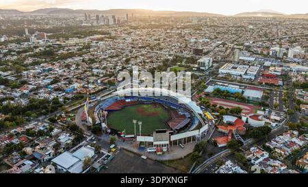 Luftaufnahme der Stadt Guadalajara und Estadio Panamericano, Heimstadion der Charros de Jalisco, Meister der mexikanischen Pazifikliga 2025-2026 (LAMP) und Austragungsort der FIFA-Weltmeisterschaft 2026, am 29. Januar 2026 in Jalisco, Mexiko. (Foto: Luis Gutiérrez/Norte Photo) Vista aérea la ciudad Guadalajara y Estadio Panamericano, sede de los Charros de Jalisco, Campeones de la Liga Mexicana del Pacífico (LAMPE) 2025-2026, y copa del mundo FIFA 2026, el 29 de enero de 2026 en Jalico México. (Foto de Luis Gutiérrez/Norte Photo) Stockfoto