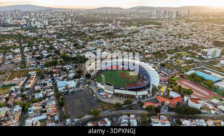 Luftaufnahme der Stadt Guadalajara und Estadio Panamericano, Heimstadion der Charros de Jalisco, Meister der mexikanischen Pazifikliga 2025-2026 (LAMP) und Austragungsort der FIFA-Weltmeisterschaft 2026, am 29. Januar 2026 in Jalisco, Mexiko. (Foto: Luis Gutiérrez/Norte Photo) Vista aérea la ciudad Guadalajara y Estadio Panamericano, sede de los Charros de Jalisco, Campeones de la Liga Mexicana del Pacífico (LAMPE) 2025-2026, y copa del mundo FIFA 2026, el 29 de enero de 2026 en Jalico México. (Foto de Luis Gutiérrez/Norte Photo) Stockfoto