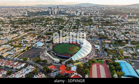 Luftaufnahme der Stadt Guadalajara und Estadio Panamericano, Heimstadion der Charros de Jalisco, Meister der mexikanischen Pazifikliga 2025-2026 (LAMP) und Austragungsort der FIFA-Weltmeisterschaft 2026, am 29. Januar 2026 in Jalisco, Mexiko. (Foto: Luis Gutiérrez/Norte Photo) Vista aérea la ciudad Guadalajara y Estadio Panamericano, sede de los Charros de Jalisco, Campeones de la Liga Mexicana del Pacífico (LAMPE) 2025-2026, y copa del mundo FIFA 2026, el 29 de enero de 2026 en Jalico México. (Foto de Luis Gutiérrez/Norte Photo) Stockfoto