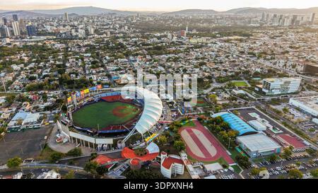 Luftaufnahme der Stadt Guadalajara und Estadio Panamericano, Heimstadion der Charros de Jalisco, Meister der mexikanischen Pazifikliga 2025-2026 (LAMP) und Austragungsort der FIFA-Weltmeisterschaft 2026, am 29. Januar 2026 in Jalisco, Mexiko. (Foto: Luis Gutiérrez/Norte Photo) Vista aérea la ciudad Guadalajara y Estadio Panamericano, sede de los Charros de Jalisco, Campeones de la Liga Mexicana del Pacífico (LAMPE) 2025-2026, y copa del mundo FIFA 2026, el 29 de enero de 2026 en Jalico México. (Foto de Luis Gutiérrez/Norte Photo) Stockfoto