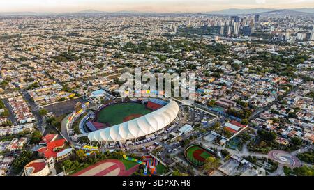 Luftaufnahme der Stadt Guadalajara und Estadio Panamericano, Heimstadion der Charros de Jalisco, Meister der mexikanischen Pazifikliga 2025-2026 (LAMP) und Austragungsort der FIFA-Weltmeisterschaft 2026, am 29. Januar 2026 in Jalisco, Mexiko. (Foto: Luis Gutiérrez/Norte Photo) Vista aérea la ciudad Guadalajara y Estadio Panamericano, sede de los Charros de Jalisco, Campeones de la Liga Mexicana del Pacífico (LAMPE) 2025-2026, y copa del mundo FIFA 2026, el 29 de enero de 2026 en Jalico México. (Foto de Luis Gutiérrez/Norte Photo) Stockfoto