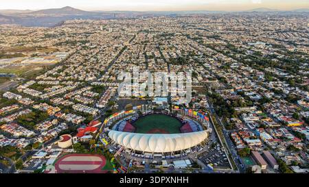 Luftaufnahme der Stadt Guadalajara und Estadio Panamericano, Heimstadion der Charros de Jalisco, Meister der mexikanischen Pazifikliga 2025-2026 (LAMP) und Austragungsort der FIFA-Weltmeisterschaft 2026, am 29. Januar 2026 in Jalisco, Mexiko. (Foto: Luis Gutiérrez/Norte Photo) Vista aérea la ciudad Guadalajara y Estadio Panamericano, sede de los Charros de Jalisco, Campeones de la Liga Mexicana del Pacífico (LAMPE) 2025-2026, y copa del mundo FIFA 2026, el 29 de enero de 2026 en Jalico México. (Foto de Luis Gutiérrez/Norte Photo) Stockfoto